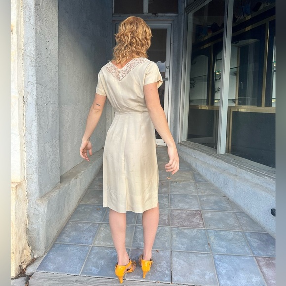 ✨ 1940s Silk V-Neck Shift Dress w/ Beaded Lace Trim - Picture 6 of 13